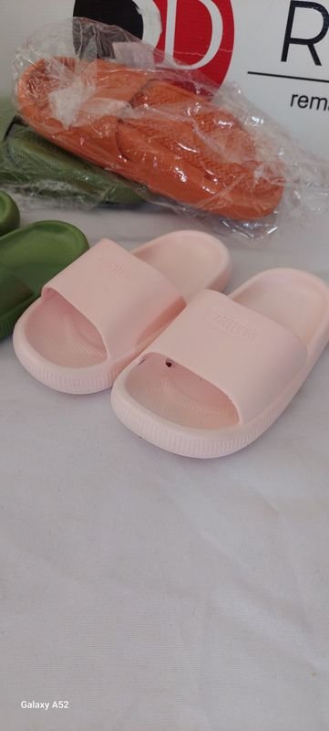 Zapatillas de plástico verde y rosa - imagen 3