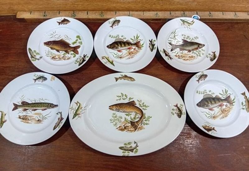 Fuente Oval y 5 Platos de Cerámica con Diseño de Peces