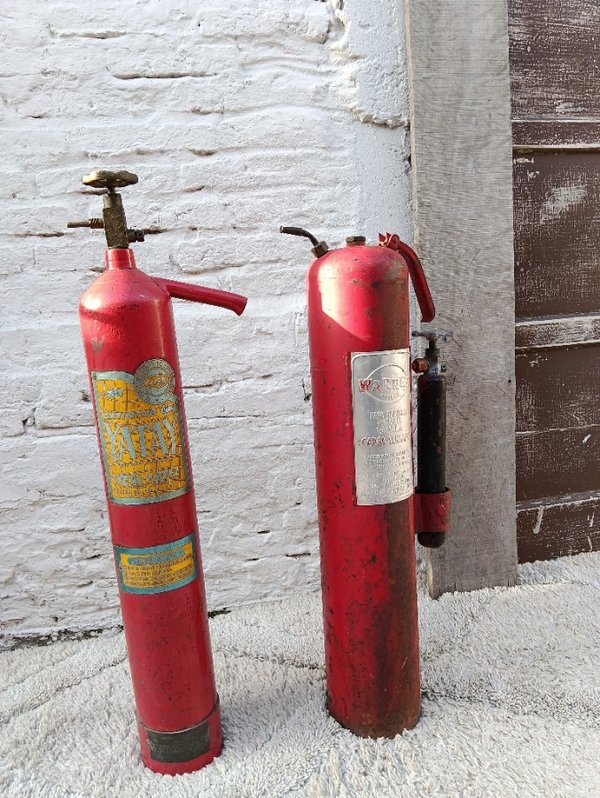 Dos extintores de incendios grandes con puntas en bronce - imagen 1