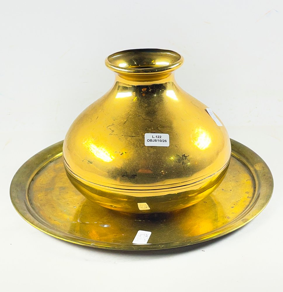 Dos piezas bronceadas, bandeja circular 33 cm y florero belga 18 cm