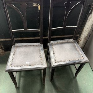 Juego de 2 Sillas de Roble con Tapa de Cuero y Tachas - imagen 3