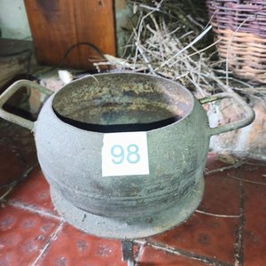 Lote siguiente: Ollita de Hierro Antigua con Estribo