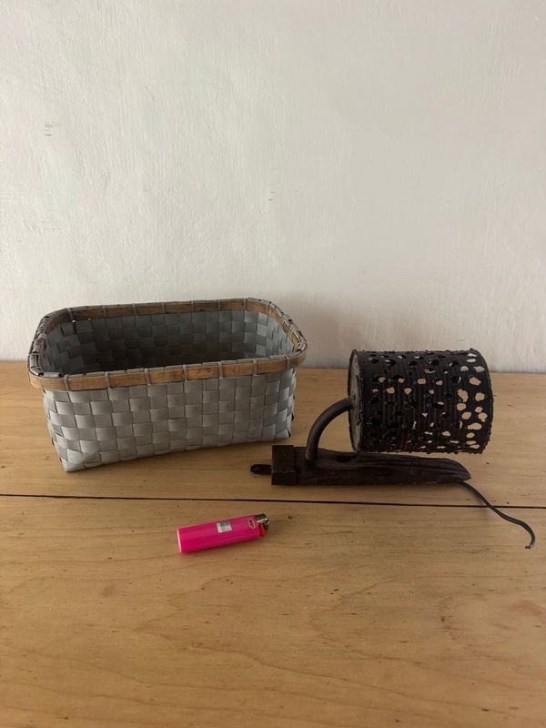 Canasto Artesanal Gris y Lámpara de Pared Rústica