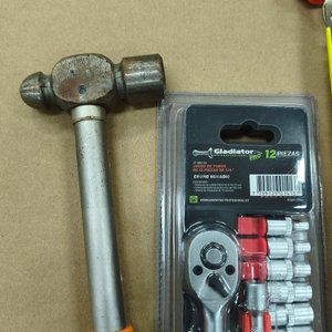 Lote de Herramientas Manuales: Martillo, Sierras y Juego de Tubos - imagen 2