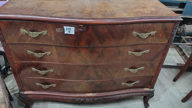 Lote siguiente: Comoda estilo americano con cajones y detalles en oro