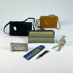 Lote anterior: Lote de 5 piezas: 3 monederos de fiesta, figura de hombre con acordeón y despojador plateado