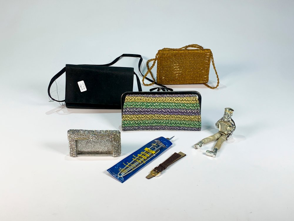 Lote de 5 piezas: 3 monederos de fiesta, figura de hombre con acordeón y despojador plateado