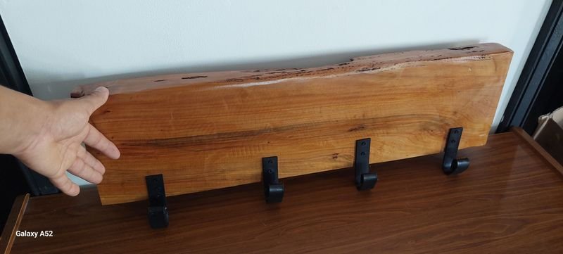 Perchero rustico en madera con perchas de hierro - imagen 3