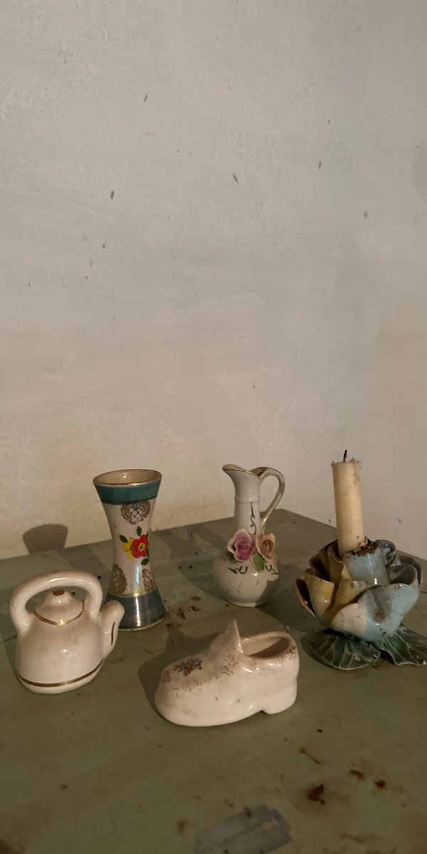 Lote de Adornos Decorativos: Jarrones, Zapato y Candelabro