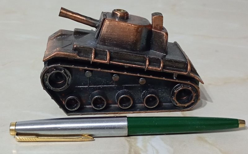Lote siguiente: Encendedor de metal cobreado con forma de Tanque de Guerra