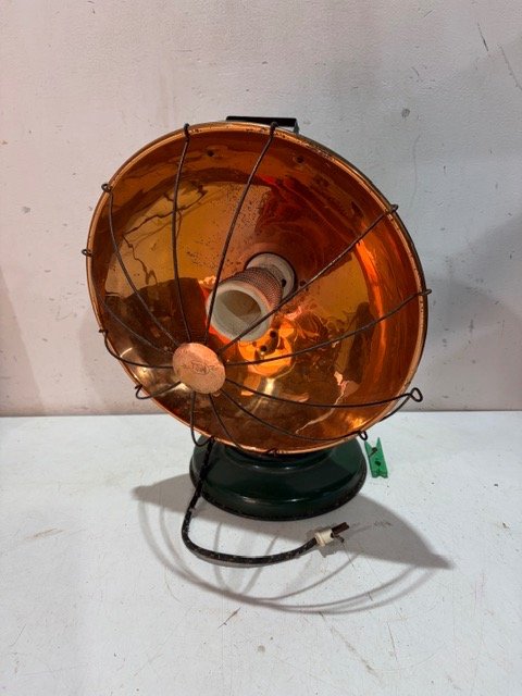 Estufa Eléctrica Antigua de Metal Cobreado y Base Verde