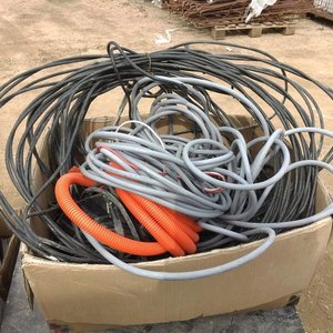 Lote siguiente: Cables Varios en Caja