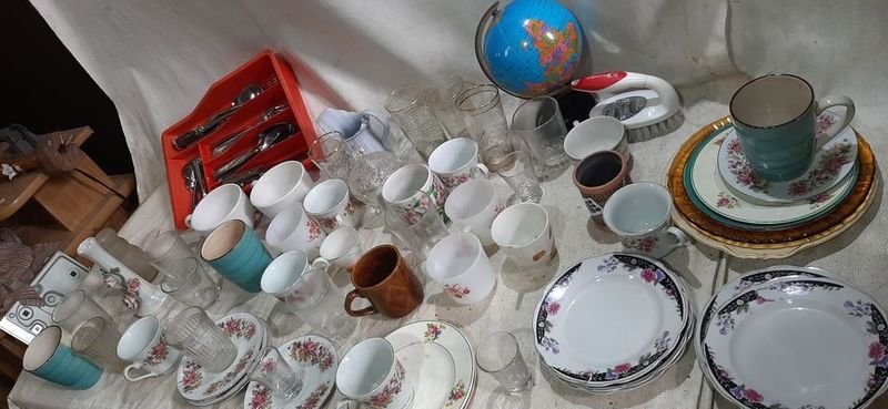 Caja de platos y vasos de cerámica y cristal - imagen 3