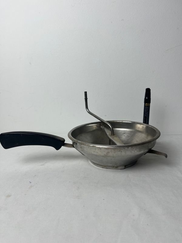 Lote siguiente: Molinillo para legumbres - Molinillo de metal antiguo