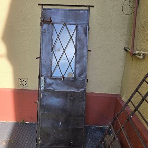 Puerta de Chapa con Ventana Central y Dos Cerrojos - imagen 2