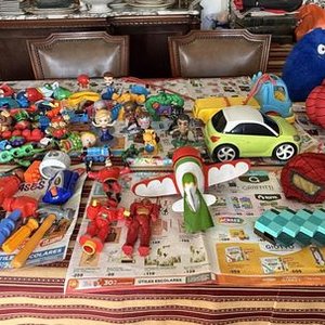 Lote Grande de Juguetes Variados: Figuras, Vehículos y Disfraces - imagen 3