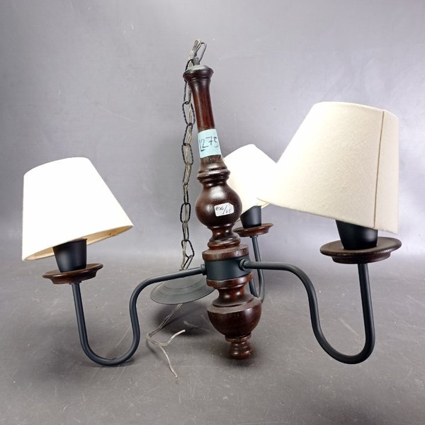 Araña de madera y hierro con tres luces y pantallas - imagen 1
