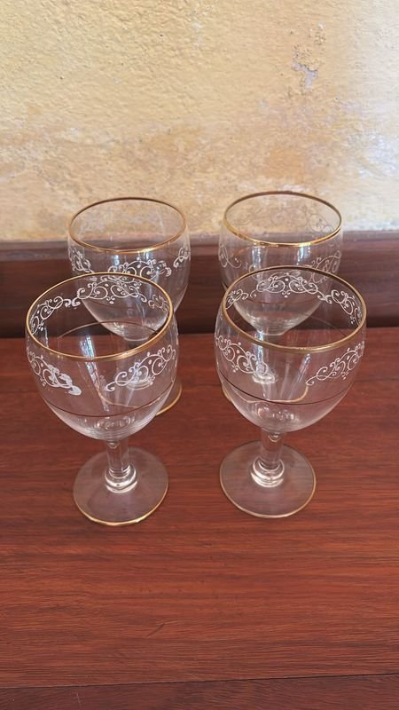 Copas con borde dorado y adornos centro de mesa - imagen 2
