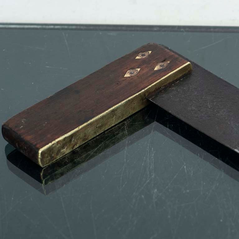 Escuadra antigua de madera y bronce para dibujo - imagen 2