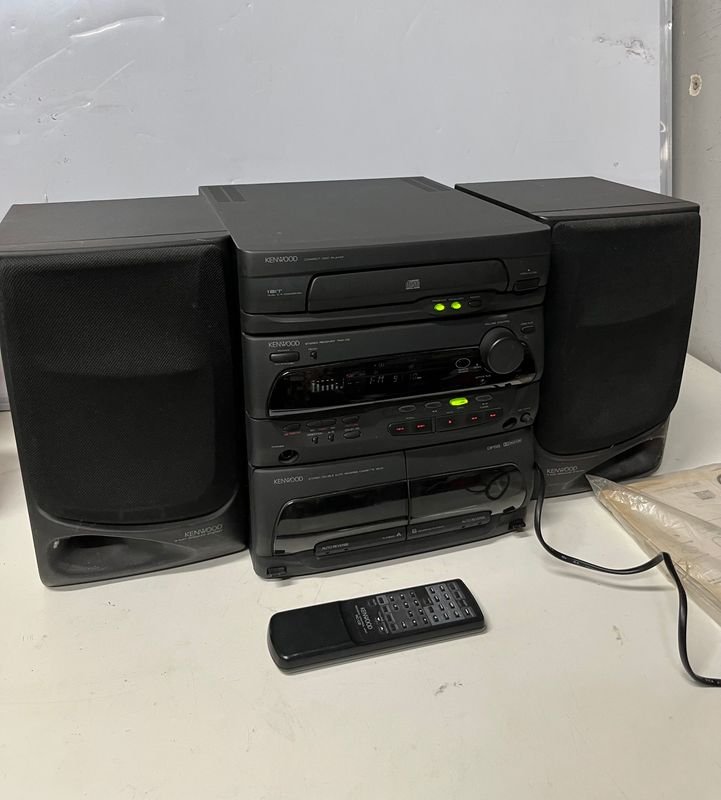 Equipo de Audio Kenwood con Parlantes y Mando a Distancia, Incluye CDs y Cassettes Varios