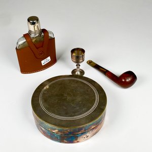 Lote de 4 piezas: Caja alhajero de metal, pipa, copita y petaca - imagen 2