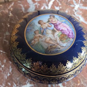 Alhajero de Porcelana Francesa Limoges con Escena Mitológica y Bordes Dorados - imagen 1
