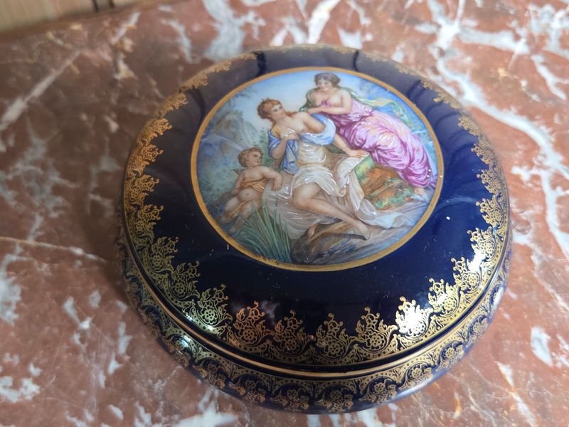 Alhajero de Porcelana Francesa Limoges con Escena Mitológica y Bordes Dorados