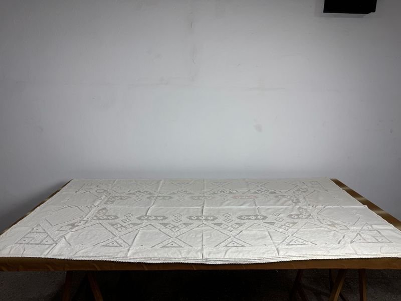 Lote siguiente: Mantel antiguo de madera con tapicería