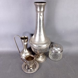 Lote de 4 piezas: Florero de metal, vasito, azucarero y jarra Volf - imagen 2