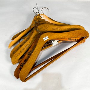 Lote de Perchas de Madera Vintage con Inscripciones - imagen 2