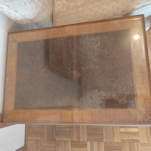 Mesa Lateral de Madera con Marquetería y Tapa de Cristal - imagen 1