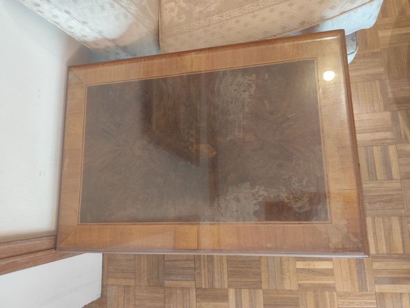 Mesa Lateral de Madera con Marquetería y Tapa de Cristal