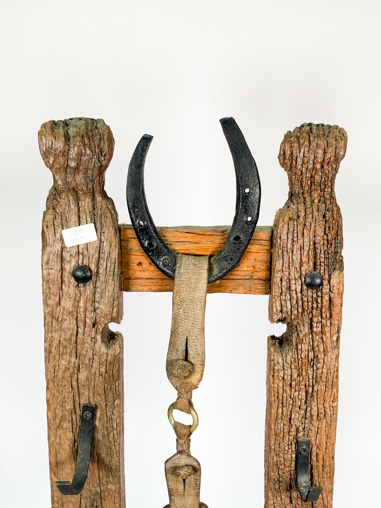 Perchero rustico en madera dura con decoración de estribos y herraduras - imagen 3