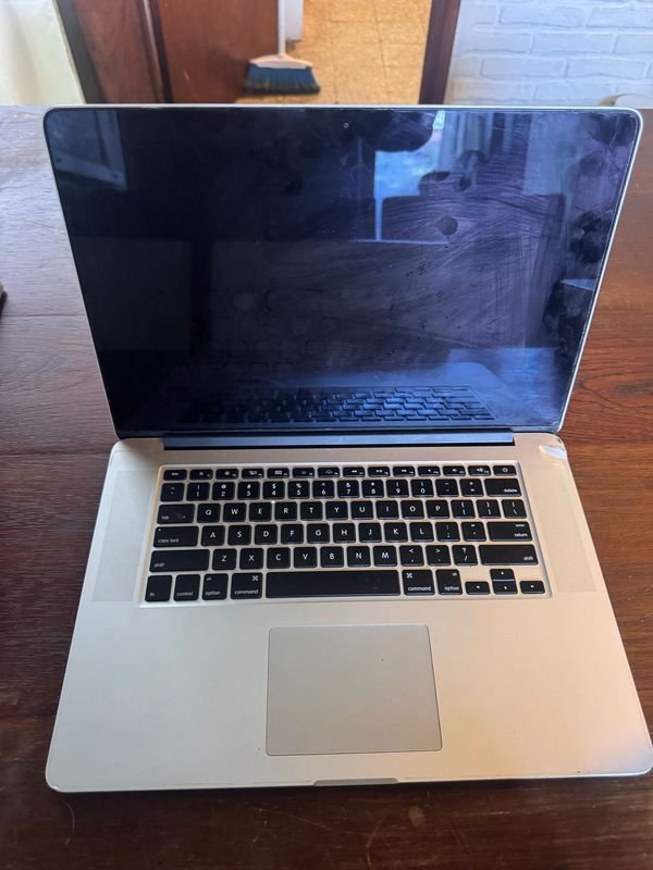 Lote anterior: MacBook Pro con problemas de pantalla, necesita conexión externa