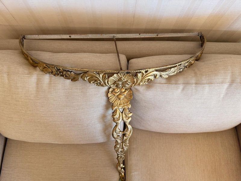 Soporte Decorativo en Bronce con Estructura Metálica