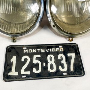 Dos Focos de Auto Vintage y Matrícula Antigua de Montevideo - imagen 2