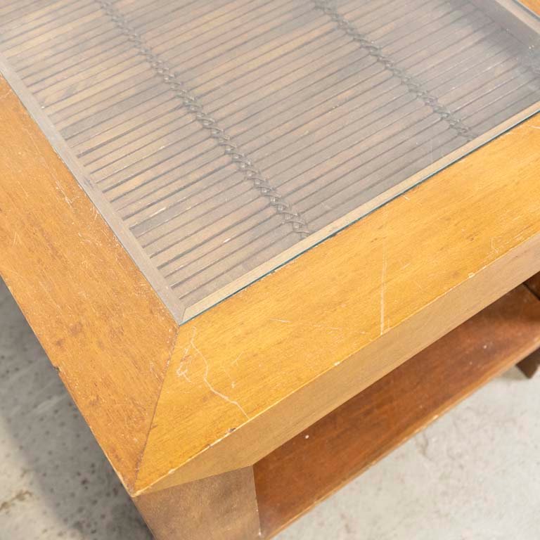 Mesa lateral de living en madera con tapa de vidrio y estera - imagen 2