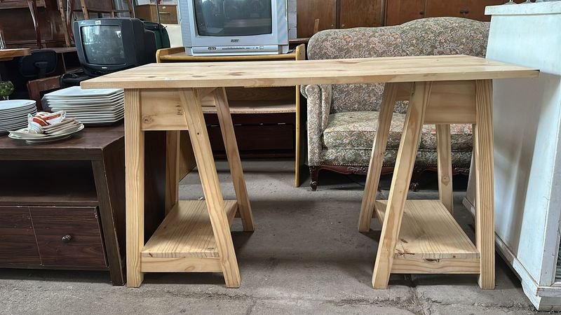 Escritorio de Madera con Caballetes en Buen Estado - imagen 2