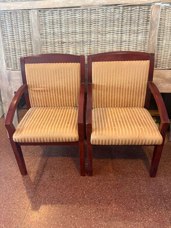 Dos sillas de madera con tapizado en buen estado - imagen 3