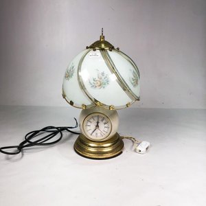 Lote siguiente: Lámpara de Mesa Vintage con Reloj Integrado y Detalle Floral