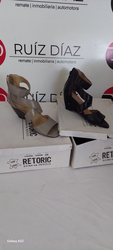 Lote siguiente: Zapatos de tacón alto y calzado en buen estado