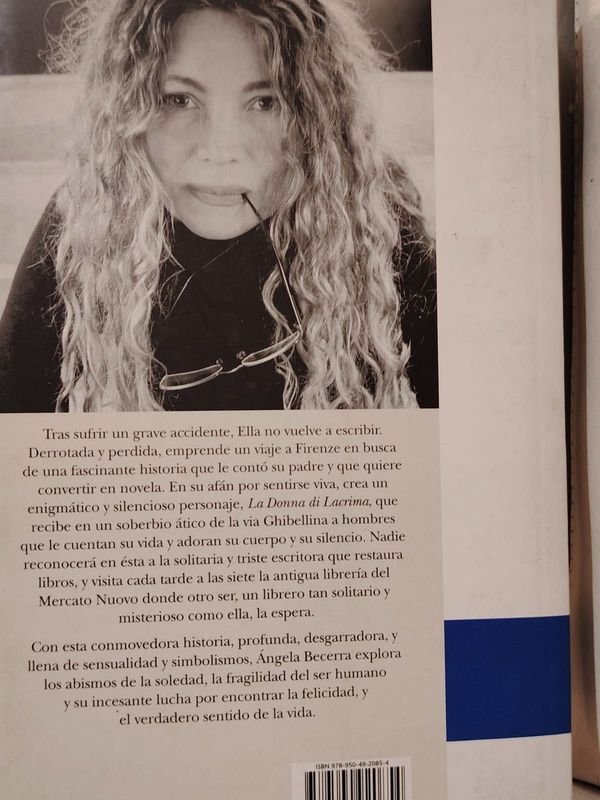 Libro de Angela Becerra con diseño de lágrima - imagen 2