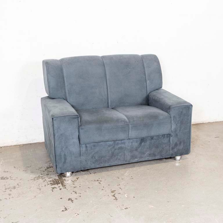 Lote anterior: Sofá de dos cuerpos tapizado tela azul con patas de PVC