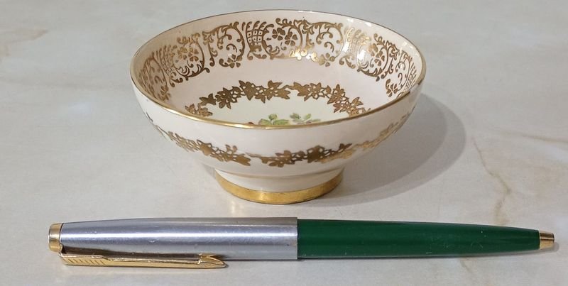 Lote siguiente: Cuenco de porcelana Paragon con diseño floral y doré
