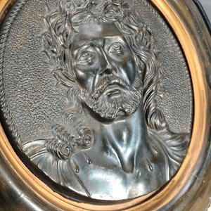 Placa de Cristo en Relieve con Marco Circular de Yeso y Madera - imagen 5