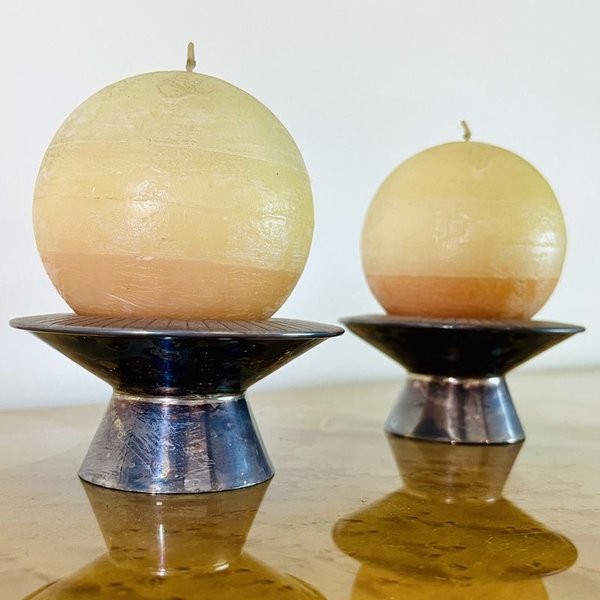 Candelabros antiguos en plata con velas esféricas de cera - imagen 2