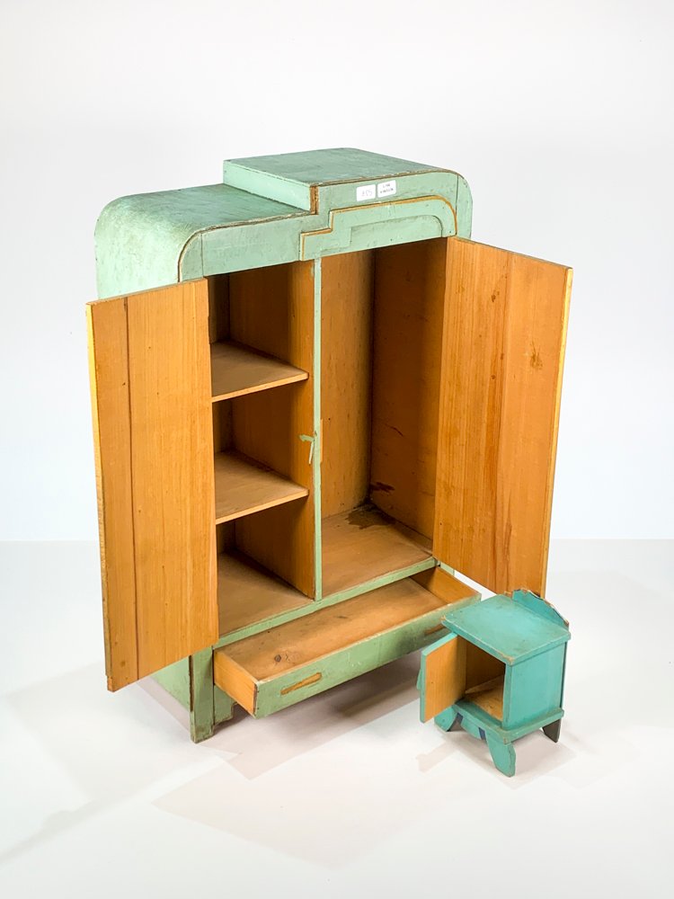 Juguetes para niños, ropero de madera y mesa de luz - imagen 3