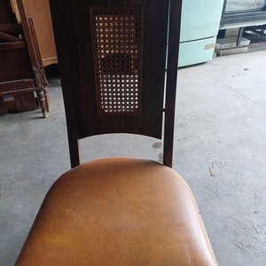 Lote siguiente: Silla de Madera con Respaldo Esterillado y Asiento de Cuero