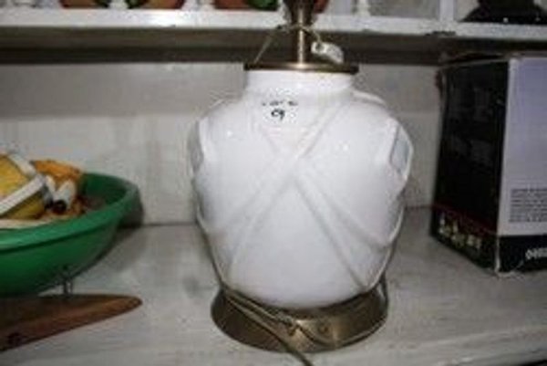 Lámpara blanca de porcelana con detalles dorados - imagen 1