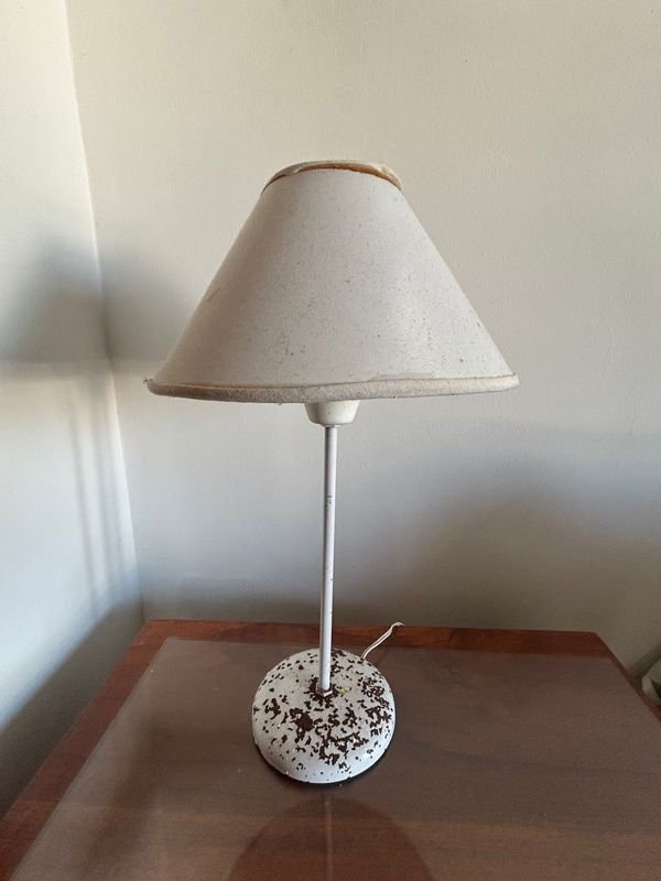 Lámpara de Mesa Blanca con Base Decorada